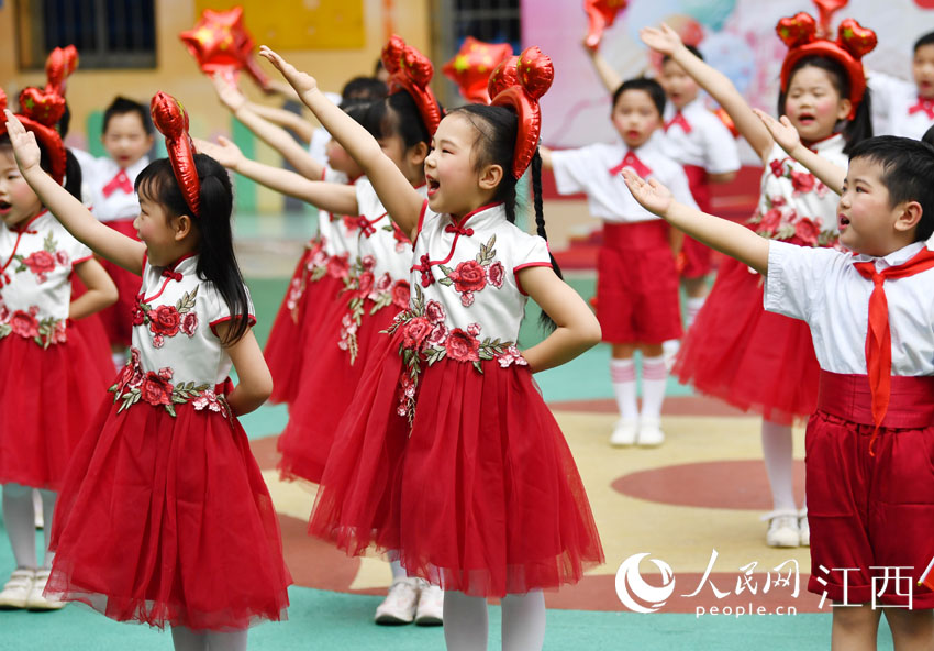 孩子們輪番登場演繹。（伍璐璐 攝）