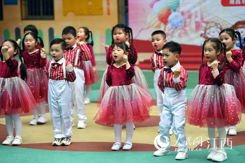 孩子們輪番登場演繹。（伍璐璐 攝）