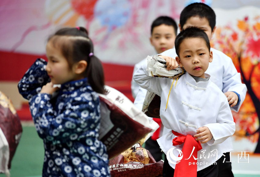 孩子們輪番登場演繹。（伍璐璐 攝）