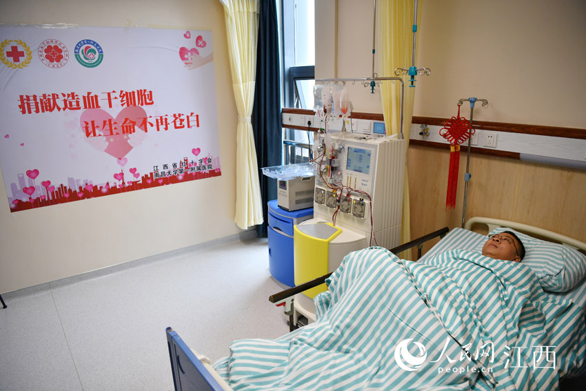 在南昌大學第一附屬醫院，周亮正在捐獻造血干細胞。（人民網 時雨攝）