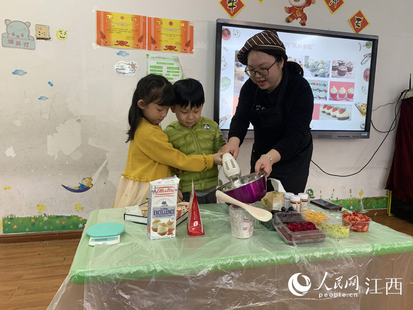 一位家長正在教孩子們制作蛋糕（伍璐璐 攝）