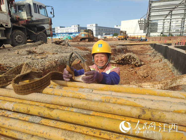 建筑女工人工作中（匡任群 攝）