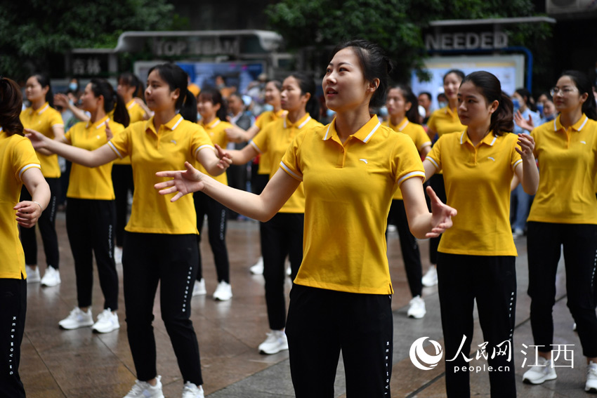 南昌大學第二附屬醫院組織護士和患者起跳健康操。（人民網 時雨攝）