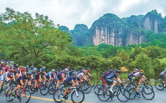 運動員在環鄱陽湖自行車賽龍虎山站參賽。