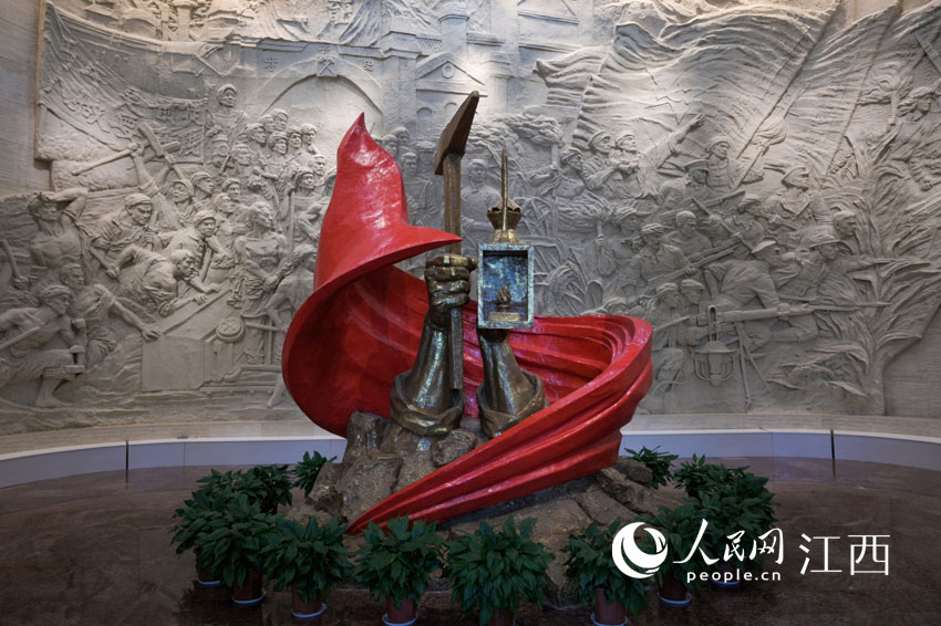 安源路矿工人运动纪念馆主雕塑,由两只大手,巨大的红旗和岩石组成.