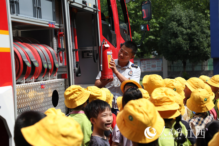指戰員帶領小朋友們參觀體驗消防器材 （劉奇 攝）