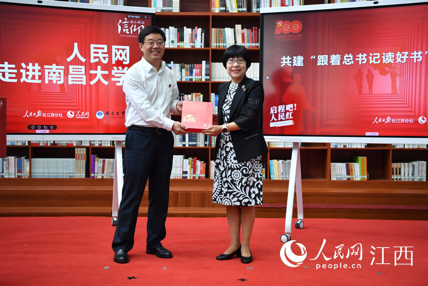 人民网党委委员、监事会主席、人民网研究院院长唐维红（右）代表人民网向南昌大学赠送了精品书籍。（人民网 时雨摄）