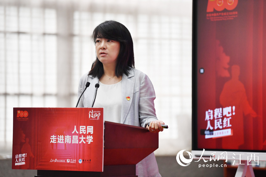 人民网网上群众工作部主任杨佳进行主题为《在这里，见证‘中国式民主’》的演讲。（人民网 时雨摄）