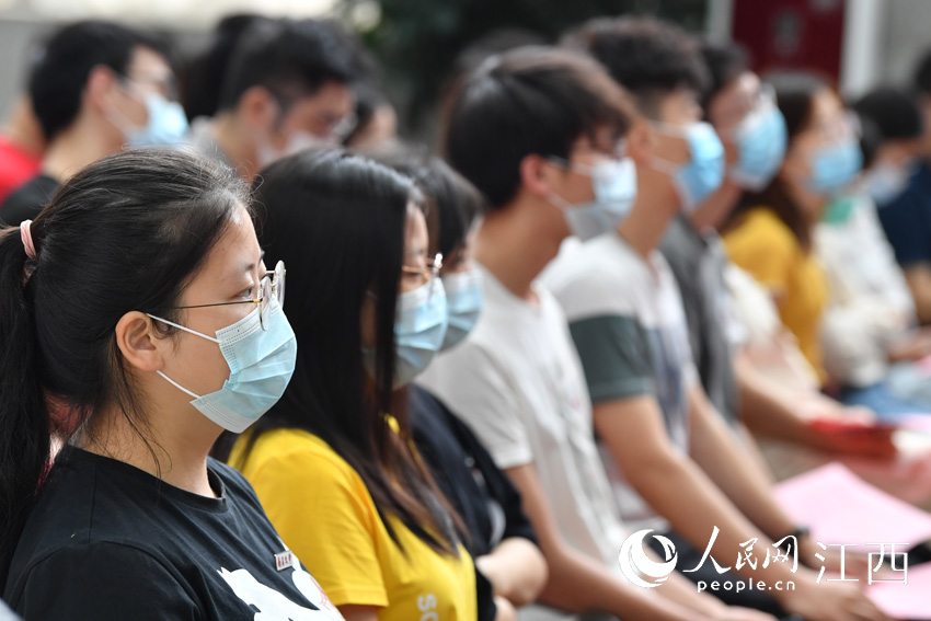活动中，南昌大学的学生们认真听取分享。（人民网 时雨摄）
