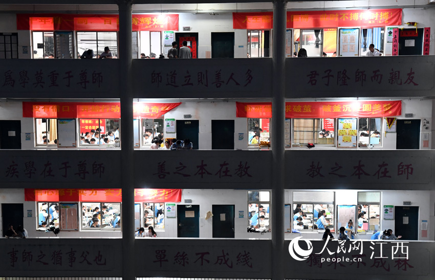 高考前夕，南昌市新建二中高三教學樓燈火通明。（人民網 時雨攝）