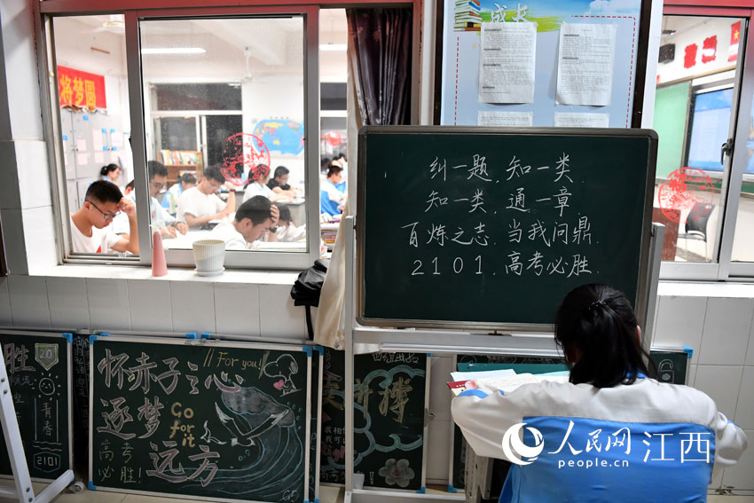 一名學生在走廊裡自習（人民網 時雨攝）