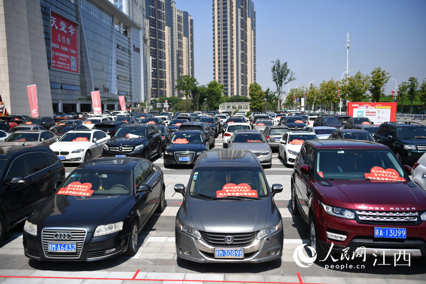 高考在即，新洪城大市場300余輛私家車組成了“愛心送考”車隊，免費接送考生和家長。（人民網 時雨攝）