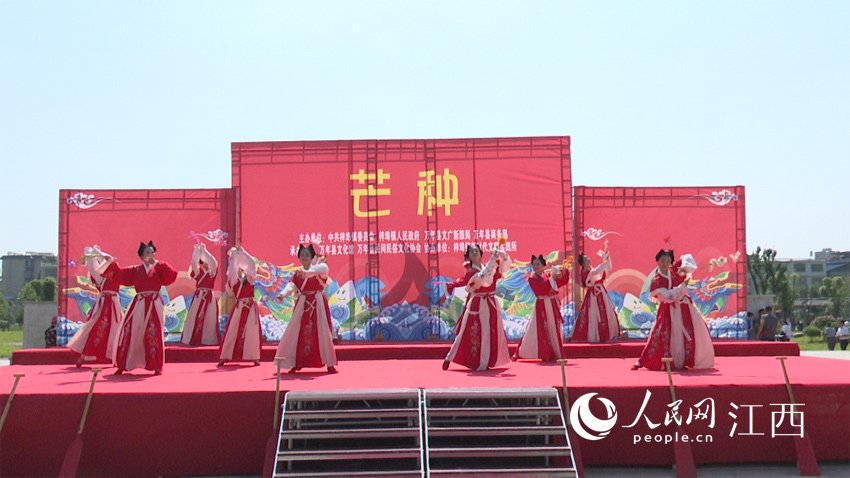 江西省萬年縣舉行芒種節氣禮俗文化活動，展現當地魚米之鄉、龍舟文化。（趙德穩 攝）