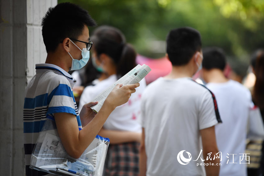 進入考點前，一名考生正抓緊時間復習。（人民網 時雨攝）