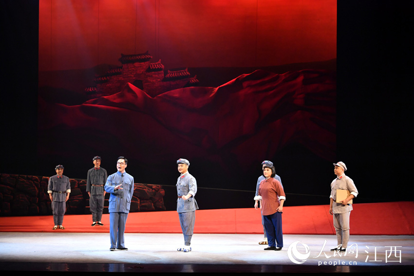新編原創現代京劇《望紅關》在南昌群星劇場公演。（人民網 時雨攝）