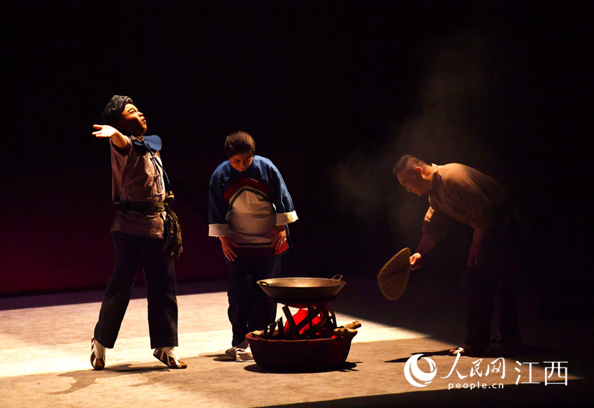 新編原創現代京劇《望紅關》在南昌群星劇場公演。（人民網 時雨攝）