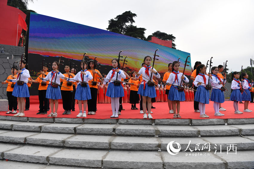 2000余名來自萍鄉市各界的群眾參與活動，圖為活動現場。（人民網 時雨攝）