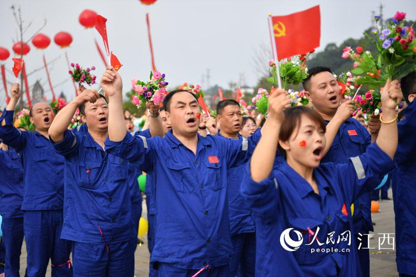 2000余名來自萍鄉市各界的群眾參與活動，圖為活動現場。（人民網 時雨攝）
