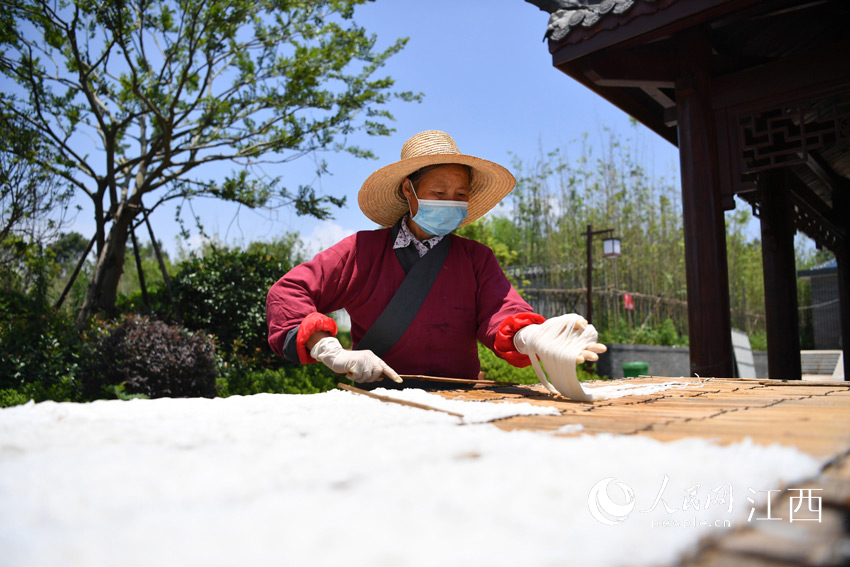 村民正在晾晒宗山米粉。（人民網 時雨攝）