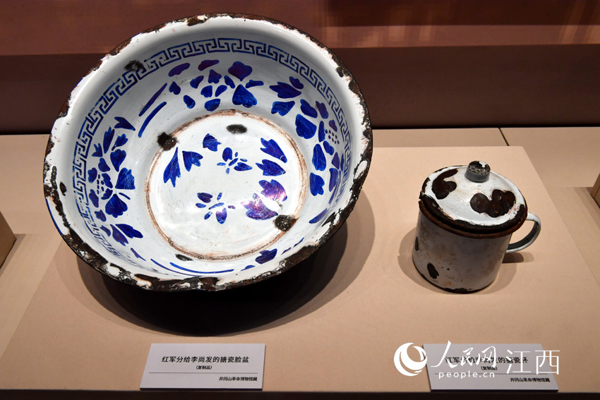 主題展中展出的珍貴革命文物。（人民網 時雨攝）