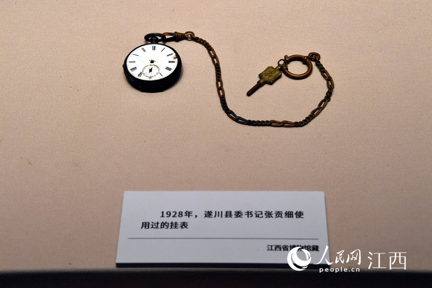 主題展中展出的珍貴革命文物。（人民網 時雨攝）