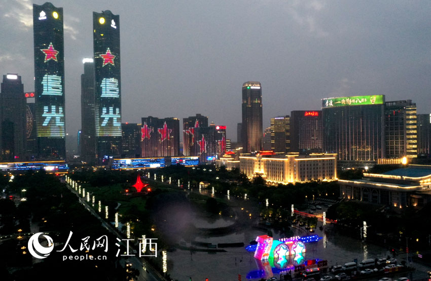 28日晚，南昌赣江两岸上演曲目为《追光》的灯光秀微电影。（人民网 时雨摄）