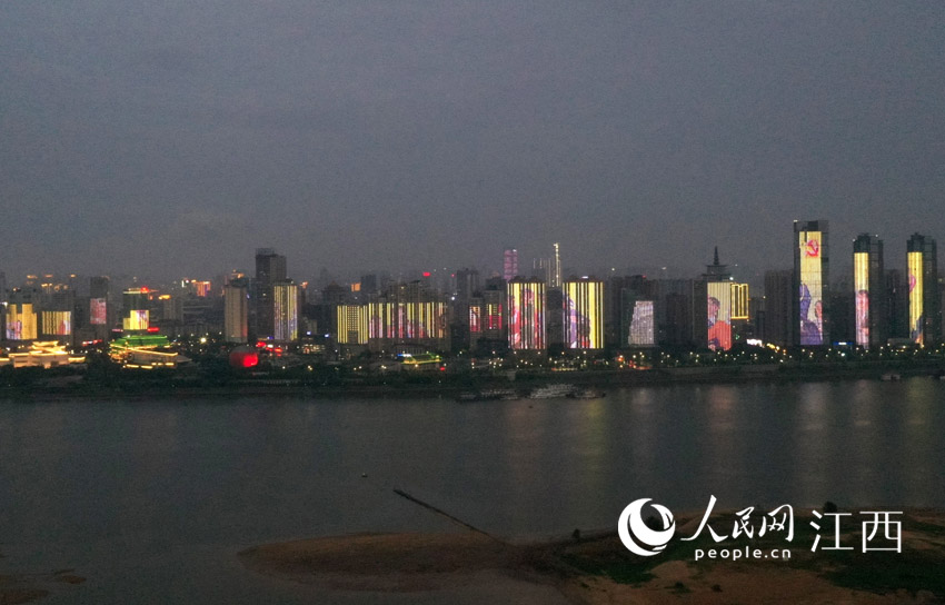 28日晚，南昌贛江兩岸上演曲目為《追光》的燈光秀微電影。（人民網 時雨攝）