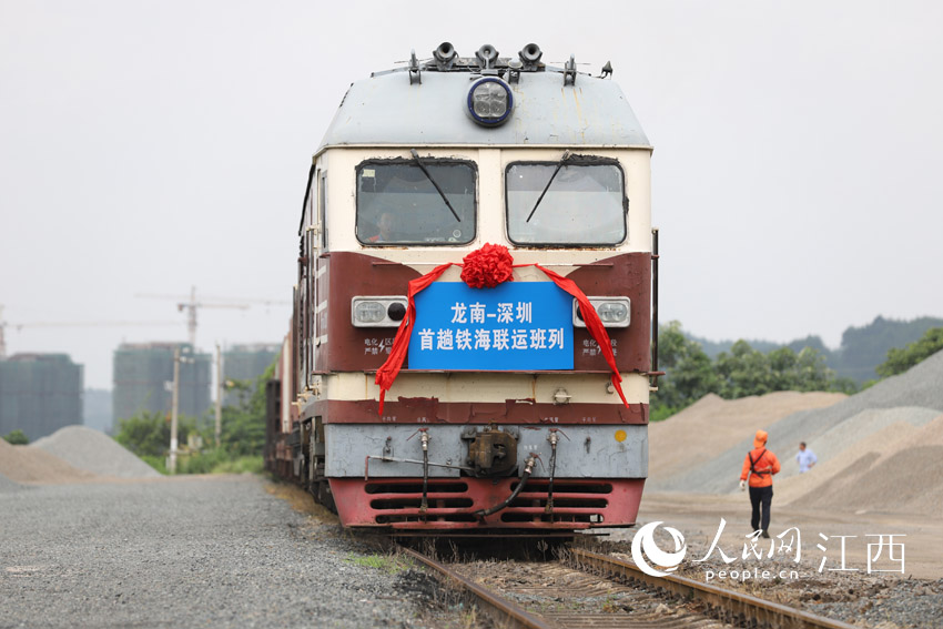 6月30日，龙南站调车人员正在作班列开行前准备工作。（李心柯 摄）
