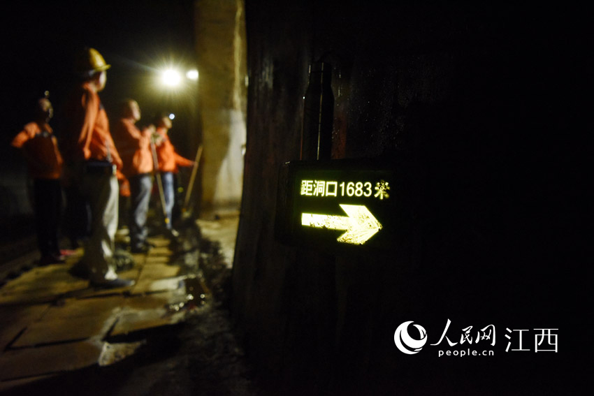 排水支洞距隧道口1.68公裡，由於隧道內通風受限，橋隧工們在抵達作業地點前，都已是汗流浹背。（黃旸 攝）
