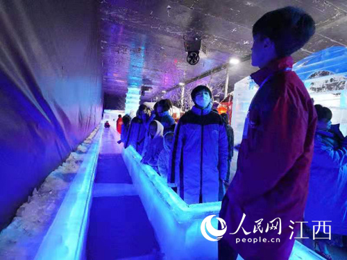 修水溫泉小鎮首屆冰雕文化節開幕，游客們在展區盡享夏季涼爽。（張敏 攝）