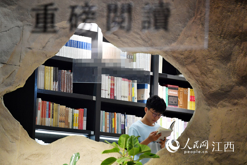 在書店的閱讀區，一名中學生正在閱讀圖書。（人民網 時雨攝）