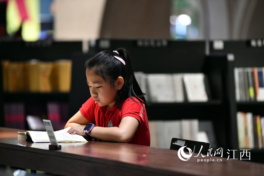在書店的閱讀區，一名放了假的孩子正在認真讀書。（人民網 時雨攝）
