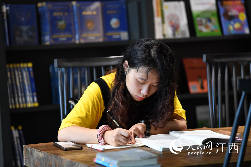 在書店的閱讀區，一位市民正在看書記筆記。（人民網 時雨攝）