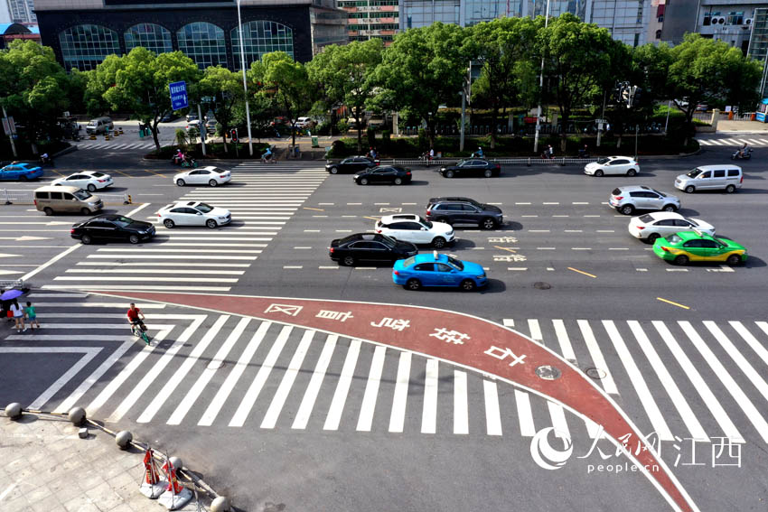 目前，南昌市在46個路口設置了110個“右轉彎盲區”警示帶。（人民網 時雨攝）