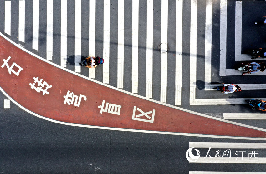 目前，南昌市在46個路口設置了110個“右轉彎盲區”警示帶。（人民網 時雨攝）