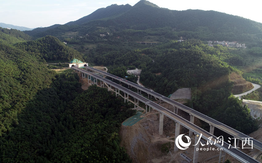 全長約75.2公裡萍蓮高速預計今年9月底建成通車。（王佳凱 攝）
