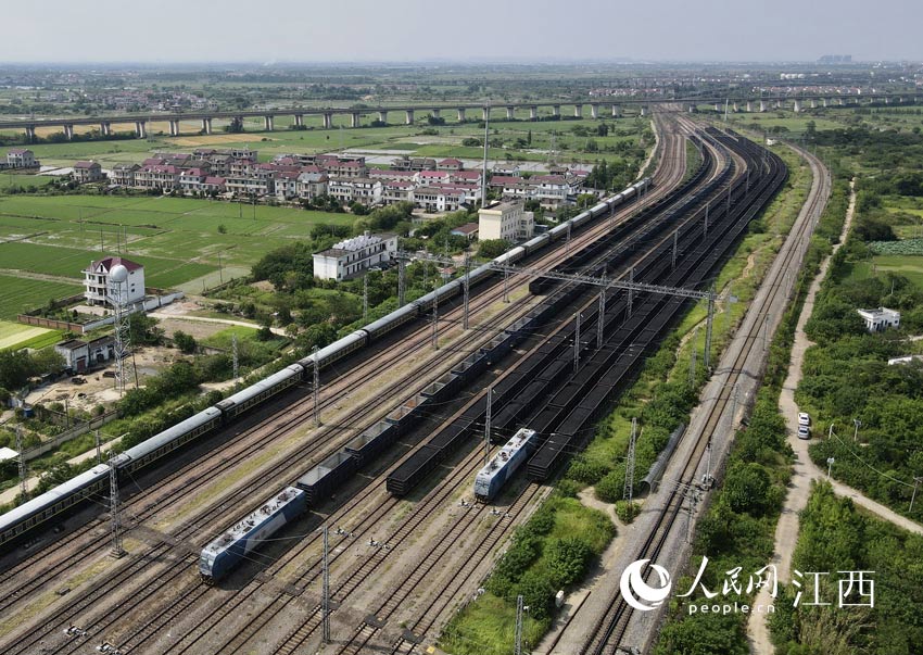 南铁向塘机务段机车正在将完成编组的电煤专列牵引出发前往发电厂。胡国林摄
