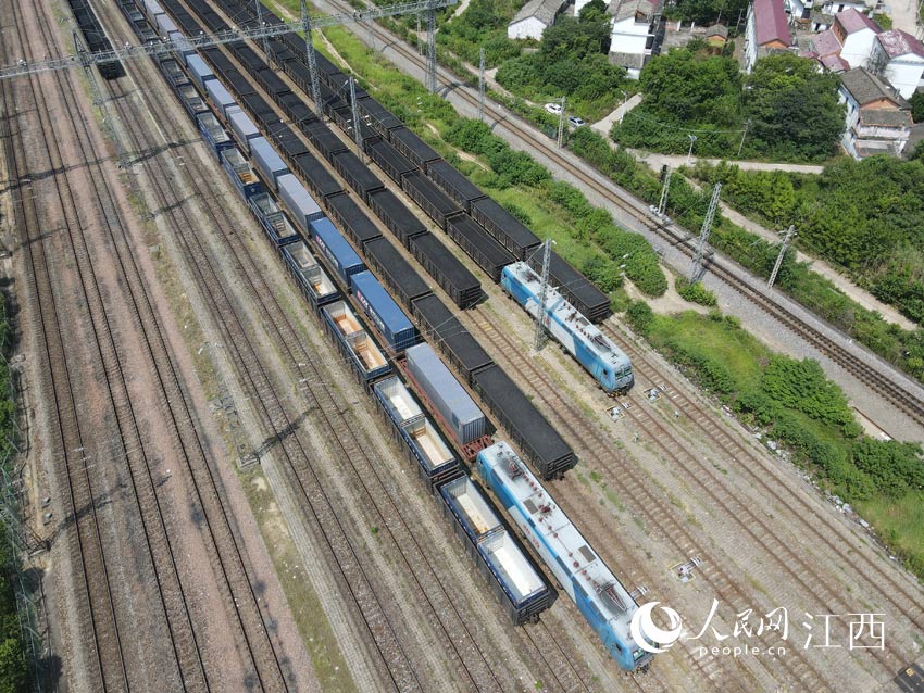 南鐵向塘機務段機車正在將完成編組的電煤專列牽引出發前往發電廠。胡國林攝