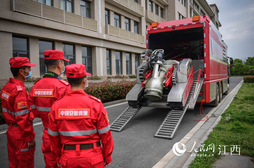 中国安能第二工程局派出“龙吸水”应急排水抢险车等设备赴豫抗洪抢险。(马佳俊 摄)