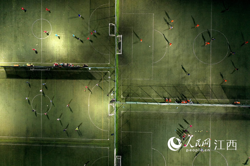 南昌國體的足球場上，市民們正在踢球鍛煉。（人民網 時雨攝）
