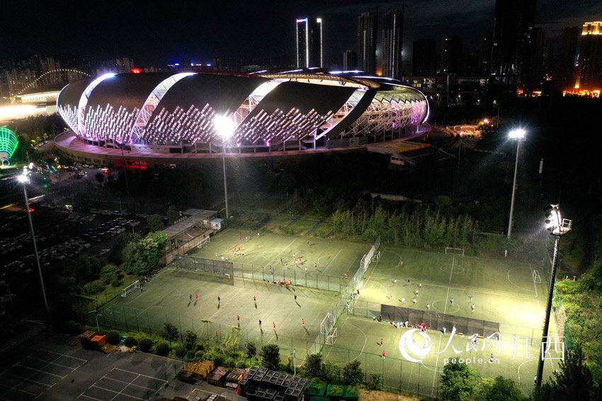 南昌國體的足球場上，市民們正在踢球鍛煉。（人民網 時雨攝）