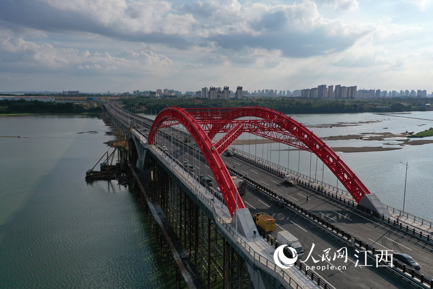 新建成的王安石撫河特大橋橫跨在撫河之上，該橋將於7月30日正式通車。（人民網 時雨攝）