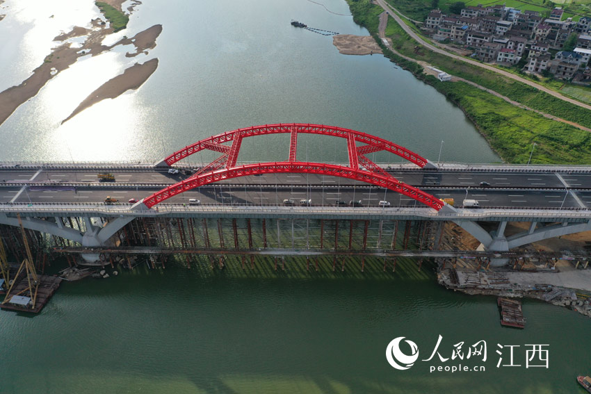 新建成的王安石撫河特大橋橫跨在撫河之上，該橋將於7月30日正式通車。（人民網 時雨攝）