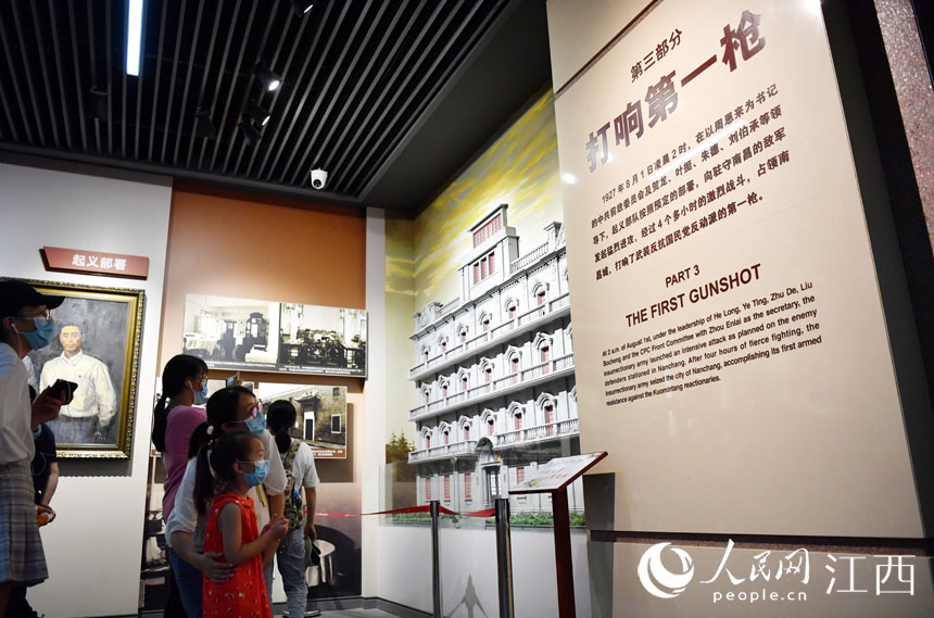 八一建軍節當天，南昌八一起義紀念館迎來大批參觀的游客。（人民網 時雨攝）