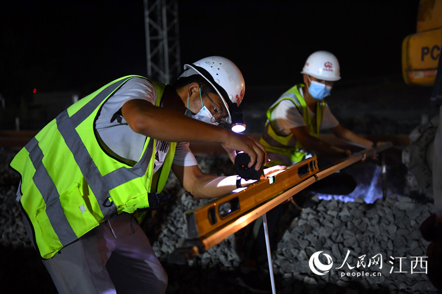 鐵路作業必須嚴謹，盡管是深夜，但施工人員仍舊一絲不苟。（人民網 時雨攝）