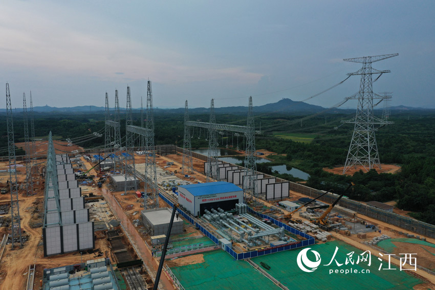 南昌1000千伏變電站新建工程施工現場。（樊哲平 攝）