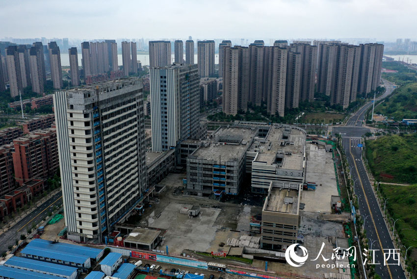 位於南昌市紅谷灘區九龍湖的南昌市第一醫院九龍湖分院，該院將於明年10月試營業。（人民網 時雨攝）