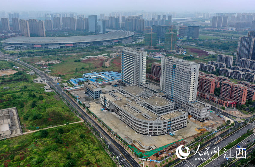 位於南昌市紅谷灘區九龍湖的南昌市第一醫院九龍湖分院，該院將於明年10月試營業。（人民網 時雨攝）