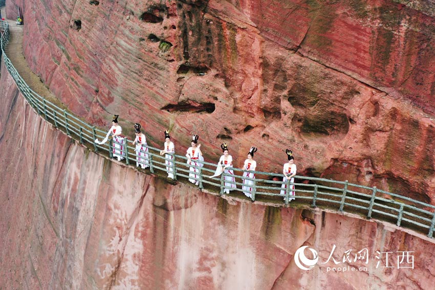 “七仙女”降臨龜峰，讓游客們感受七夕節的浪漫氛圍。（甘來 攝）