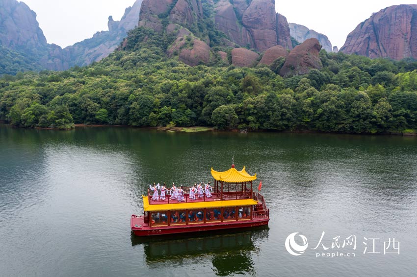“七仙女”降臨龜峰，讓游客們感受七夕節的浪漫氛圍。（甘來 攝）